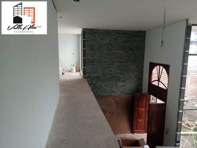 CASA DE LUJO POR ESTRENAR EN ZONA RESIDENCIAL DE CUENCA.