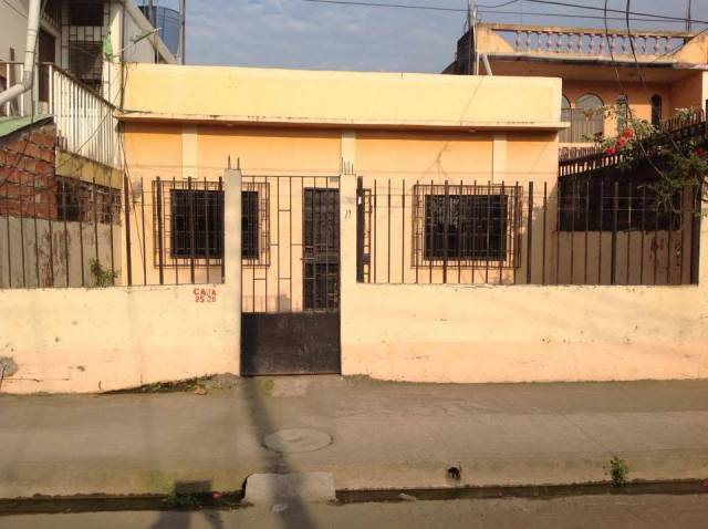 casa de venta en av. Quito y Prec. Estrada.