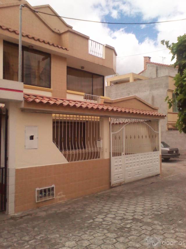 VENDO CASA EN CONJUNTO HABITACIONAL 6 DE JUNIO ETAPA 1 CONOCOTO