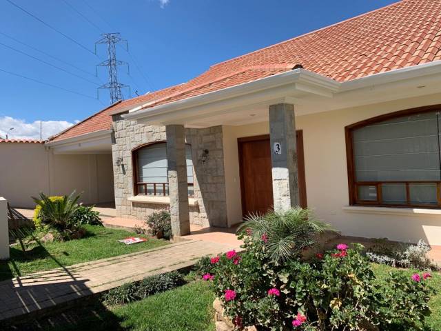 HERMOSA CASA EN VENTA / SECTOR CHALLUABANBA - CUENCA