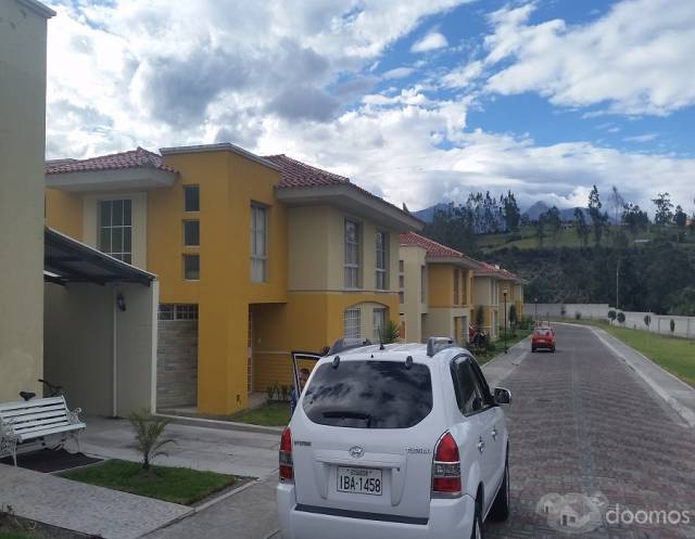 HERMOSA CASA EN CONJUNTO RESIDENCIAL PRIVADO DE OTAVALO