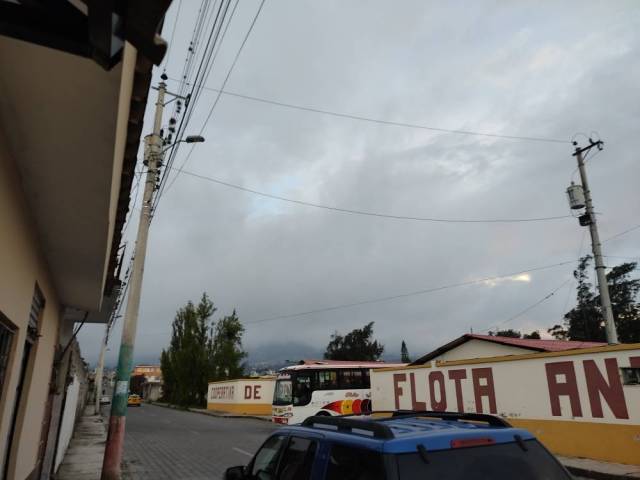 VENDO CASA CON TERRENO EN ATUNTAQUI FRENTE A LA PARADA ANTEÑA