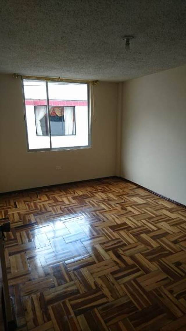 VENDO CASA TRES PLANTAS SUR DE QUITO STA. ANITA  3 DEPART. 3 DORMT.CADA UNO CERCA DEL CC.