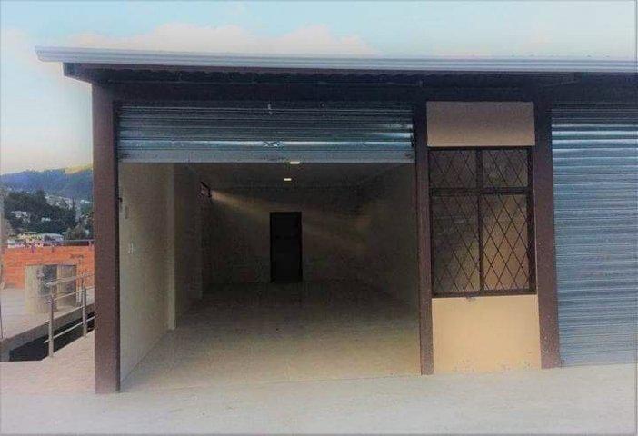 Propiedad comercial en venta, 3 locales, bodegas y departamento ubicada en Azogues.