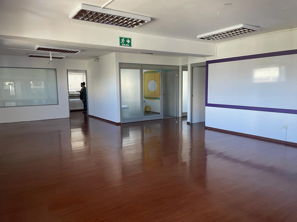 SECTOR REPUBLICA DEL SALVADOR, OFICINA EQUIPADA  400 M2 EN EDIFICIO CORPORATIVO