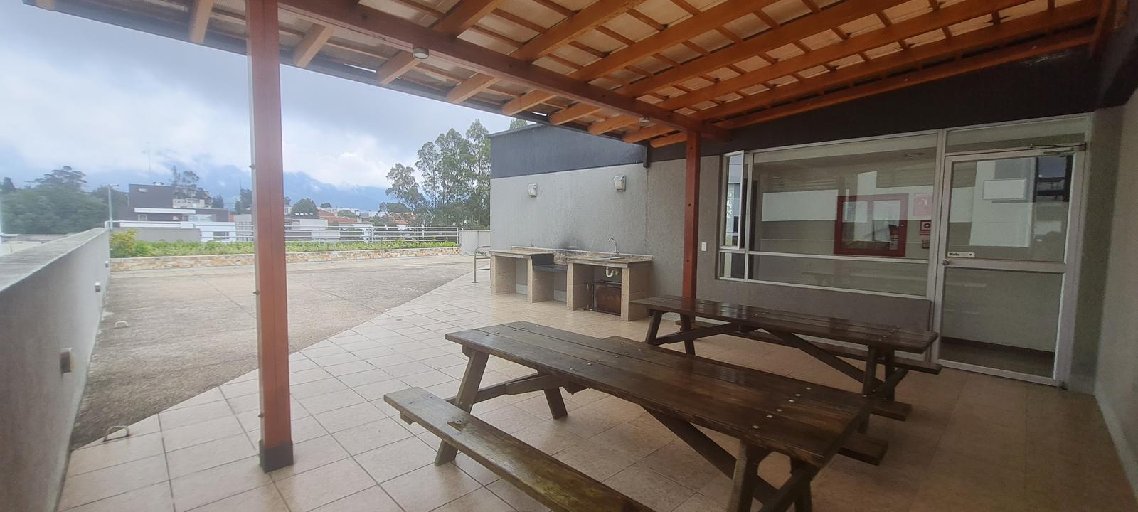 En venta flamante departamento con balcón - Urb. Lomas de Monteserrín - Norte de Quito