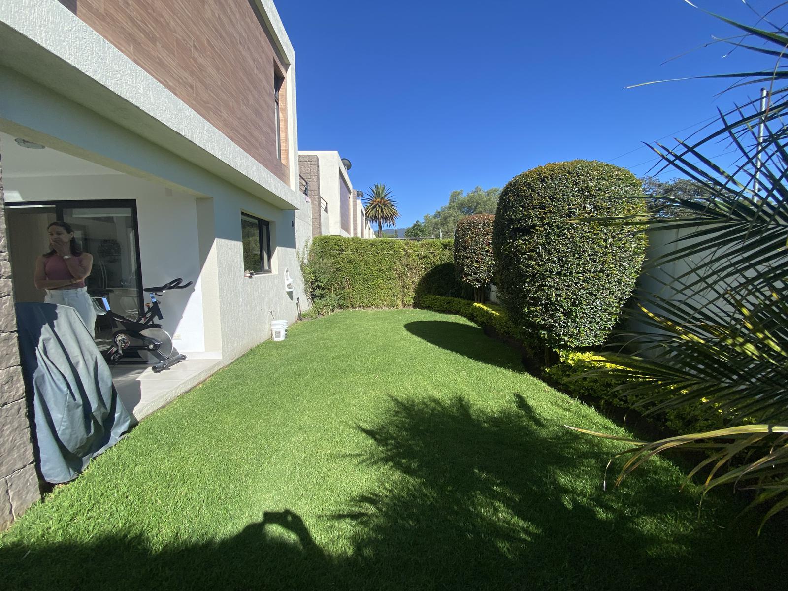 Muy buena casa de venta ubicada dentro de Urbanización cerrada muy cerca a la Ruta Viva