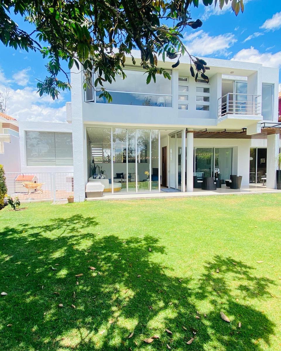 Muy buena casa de venta, moderna, ubicada en el sector del Rancho San Francisco