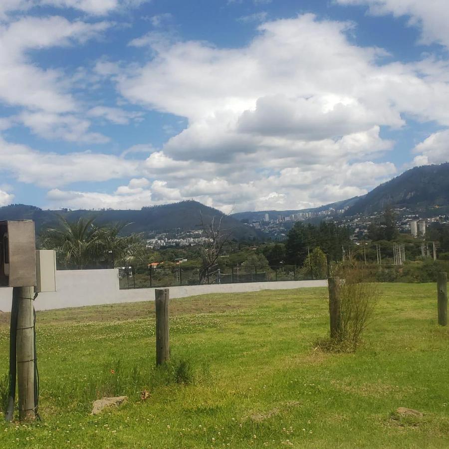 TERRENO EN VENTA EN EXCELENTE URBANIZACIÓN DE CUMBAYÁ