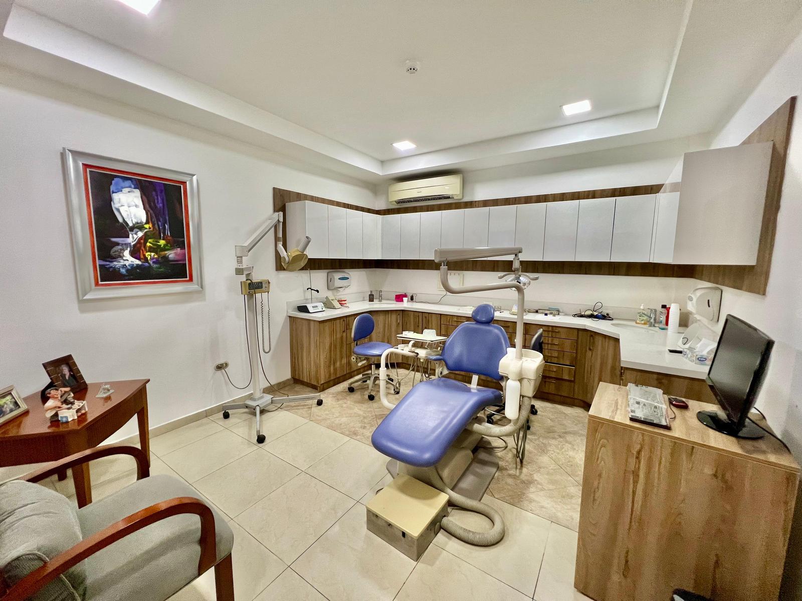 Casa en Venta de OPORTUNIDAD acondicionada para Clínica Dental,Centro Medico,Urdesa Central