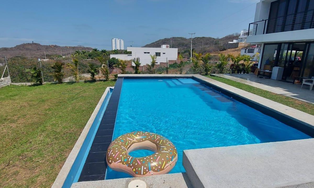 HERMOSA CASA CON PISCINA EN PLAYAS VILLAMIL