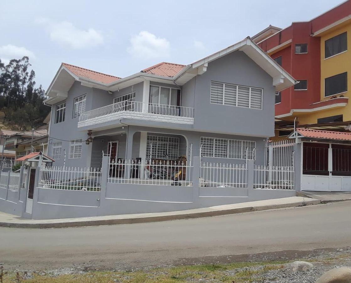 CASA ESQUINERA FULL AMOBLADA, CON LINDA VISTA A LA CIUDAD