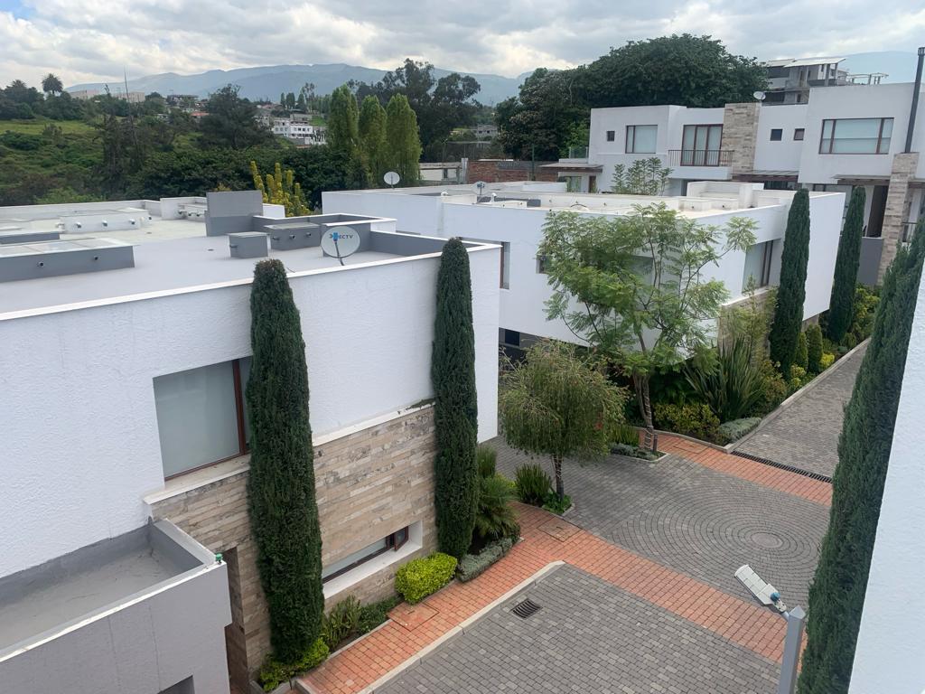 Casa en  Venta Tumbaco 3 dormitorios y  estudio a dos cuadras Ruta Viva