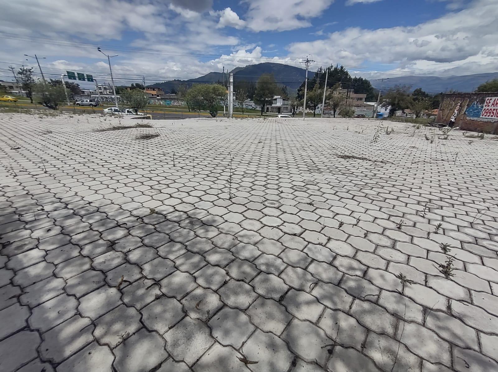 TERRENO EN ARRIENDO DE 1200M2 EN LA VIA DE LA AUTOPISTA GRAL RUMIÑAHUI PUETE 9