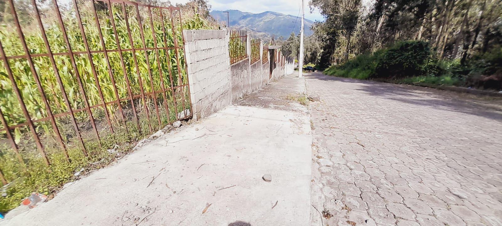 Terreno en Venta de 975 m, cuenta con cerramiento, sector Conocoto