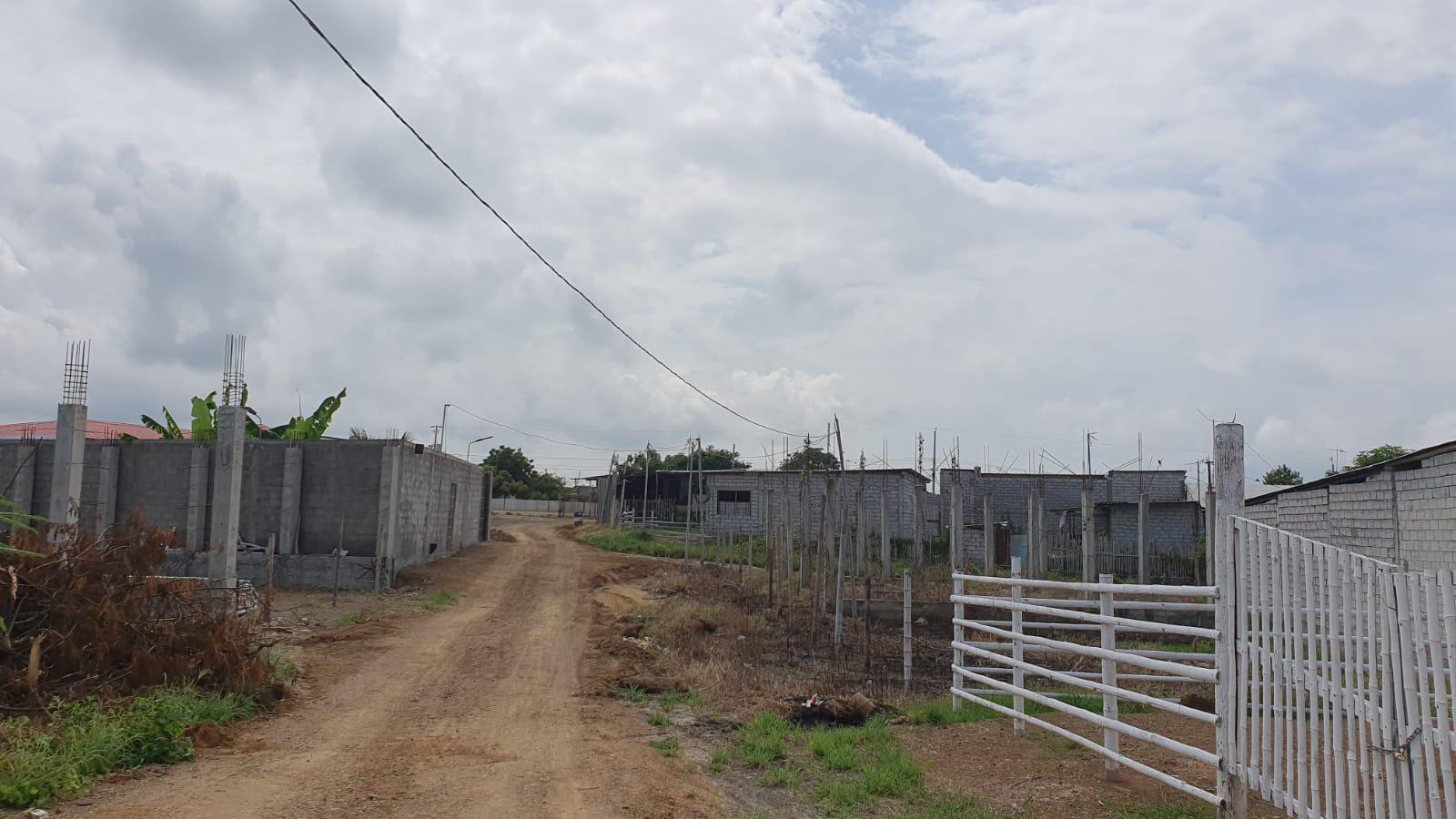 VENTA DE  CASA ESQUINERA EN PLAYA EL DELFIN  (LC)