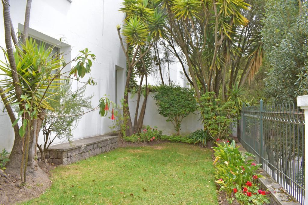 QUITO CASA DE VENTA EN CONJUNTO PRIVADO EN EL CONDADO