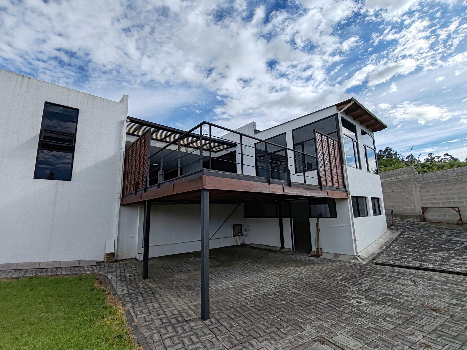 Casa de una planta en el Valle de los Chillos con piscina y jardín , en Urbanización Segura