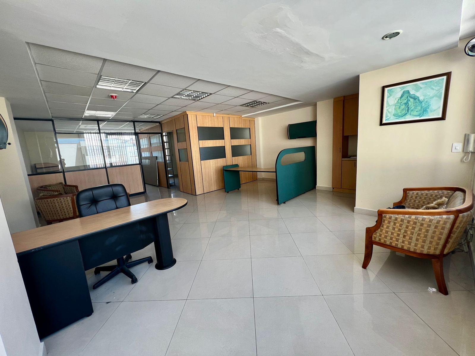 MV -  Sector Mariana de Jesús, En Venta o renta  oficina 77 m2, con Divisiones