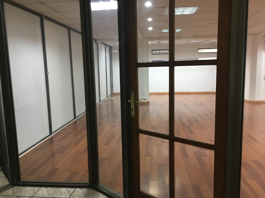 De renta amplio local comercial u oficina  - Av Republica,  norte de Quito PR