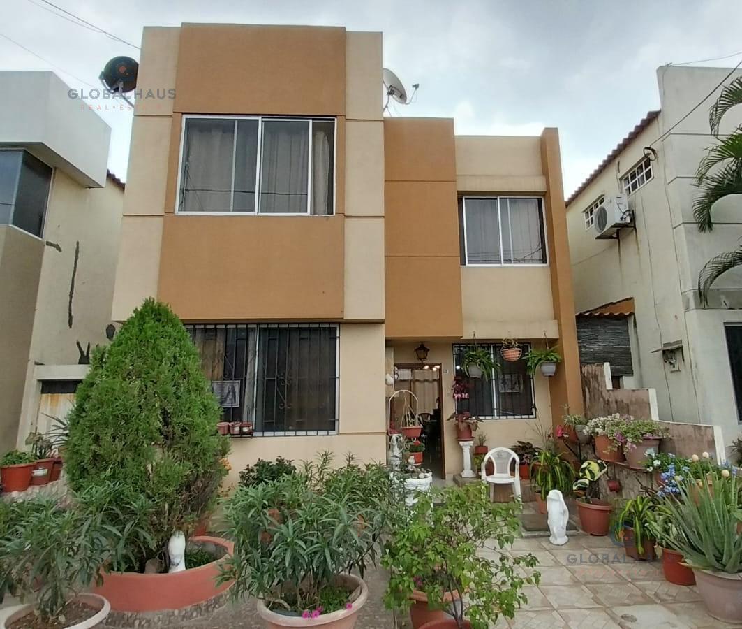 Venta de Casa en Urb. Cataluña con 4 Habitaciones cerca del C.c el Dorado D.A.