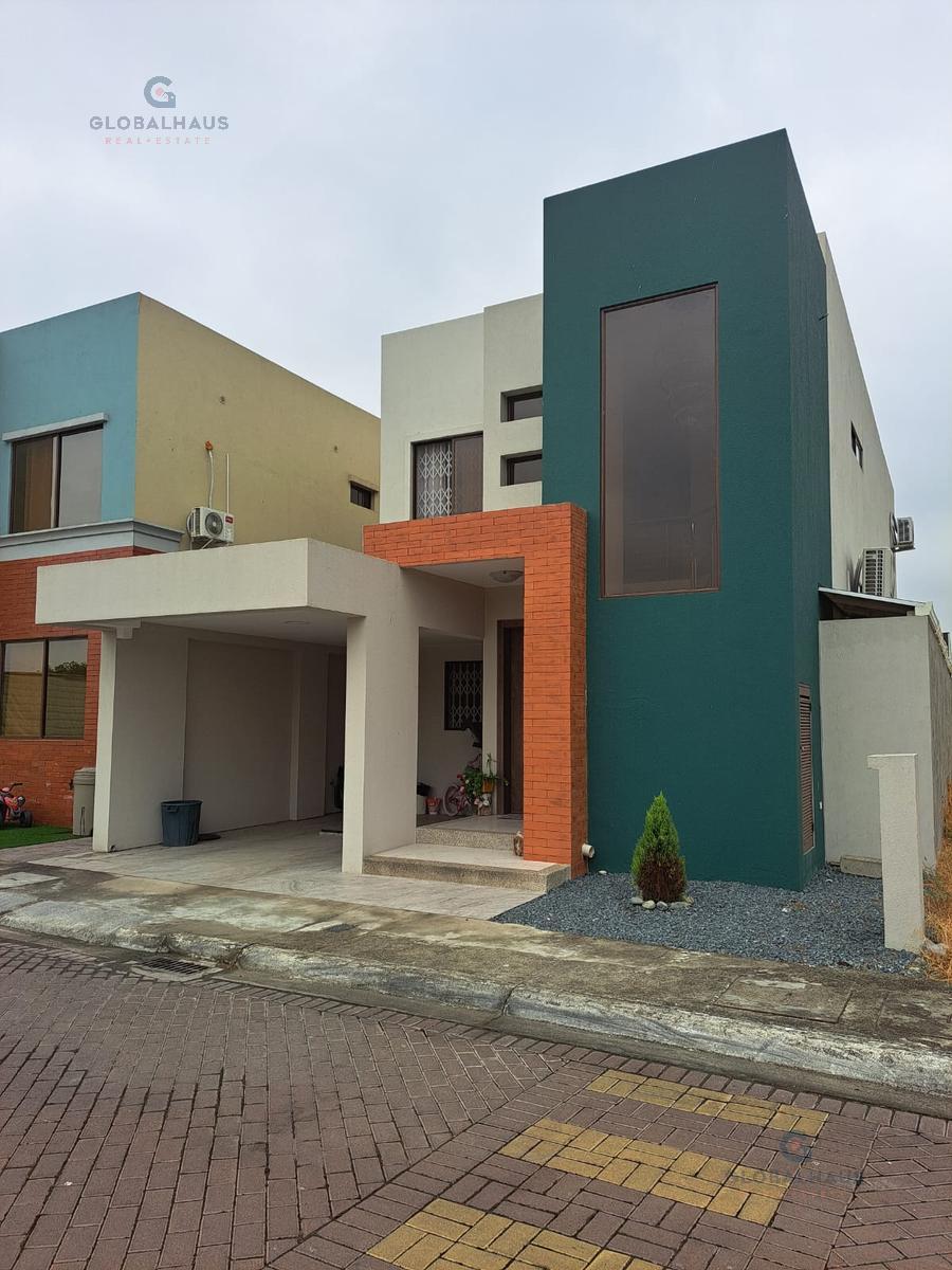 Venta de Casa en Urbanización Bali av Leon Febres cordero Samborondon  4 Habitaciones, Piscina