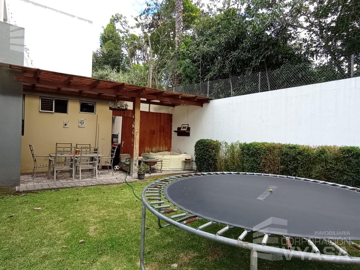 CUMBAYÁ - HERMOSA CASA EN VENTA DE 225 M2 DE 3 DORMITORIOS