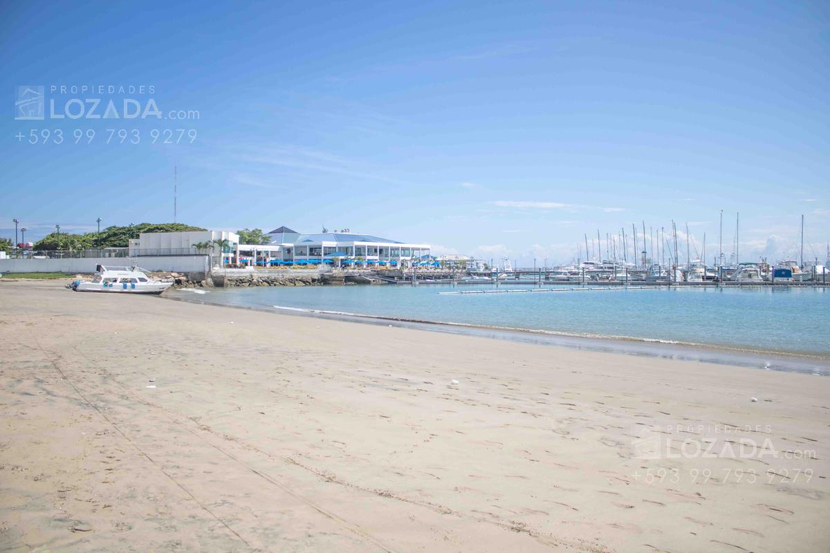 Vendo Casa a 100 m del Malecon de Chipipe en obra gris