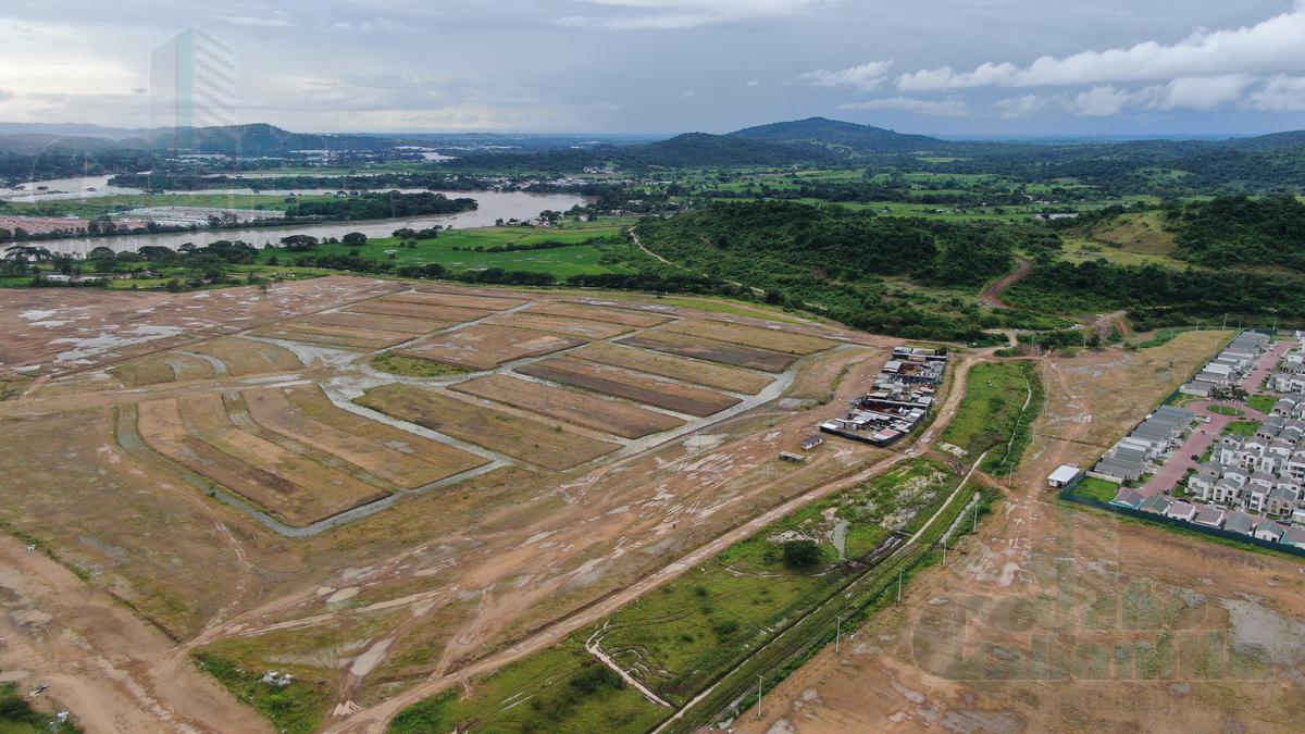 VENTA DE MACROLOTE SECTOR LA JOYA CERCA A CENTRO COMERCIAL SOBRE VIAL 10