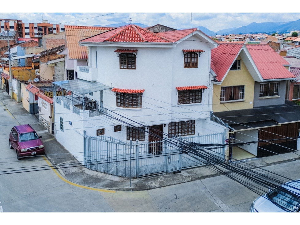 Hermosa Casa en Venta, Sector Totoracocha, El Altiplano, Cuenca