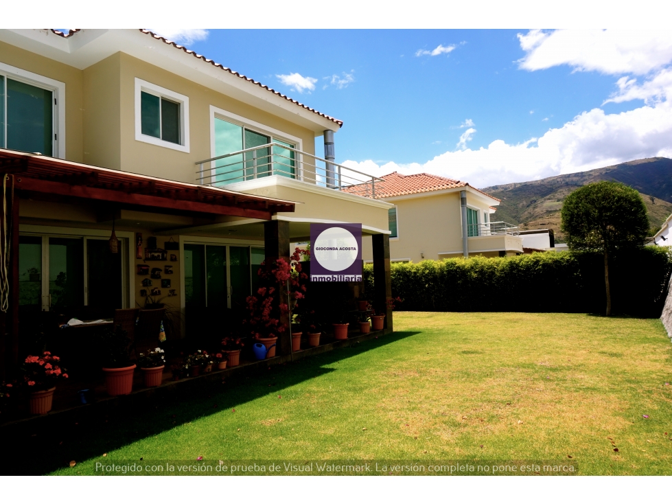 Casa venta Cumbayá sector Lumbisí jardín amplio