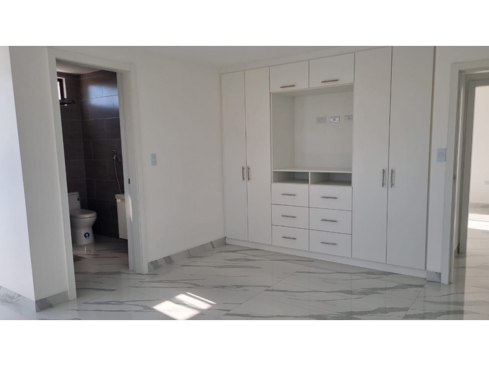 Casa en Venta dentro de Urbanización Privada Excelente Zona de Manta