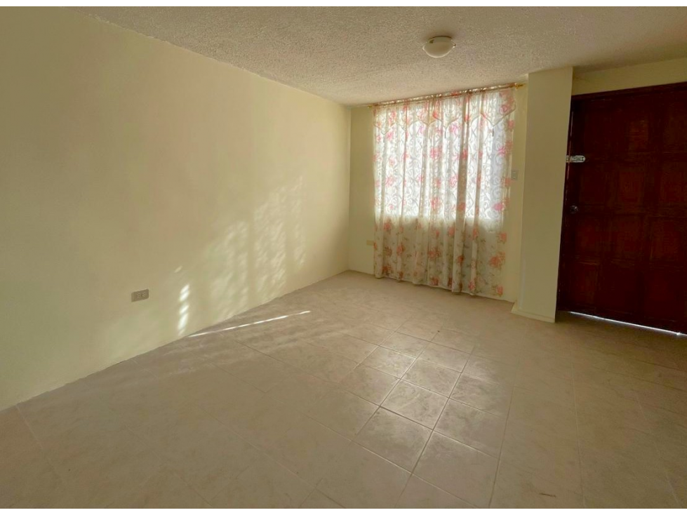 CASA EN VENTA POCOS AÑOS DE USO CONJUNTO SAN CAMILO  - CALDERON (SZ)