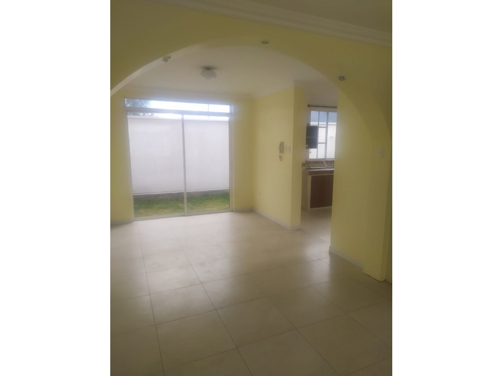 Bonita casa esquinera sector Mirasierra (1 cuadra Av Ilaló)