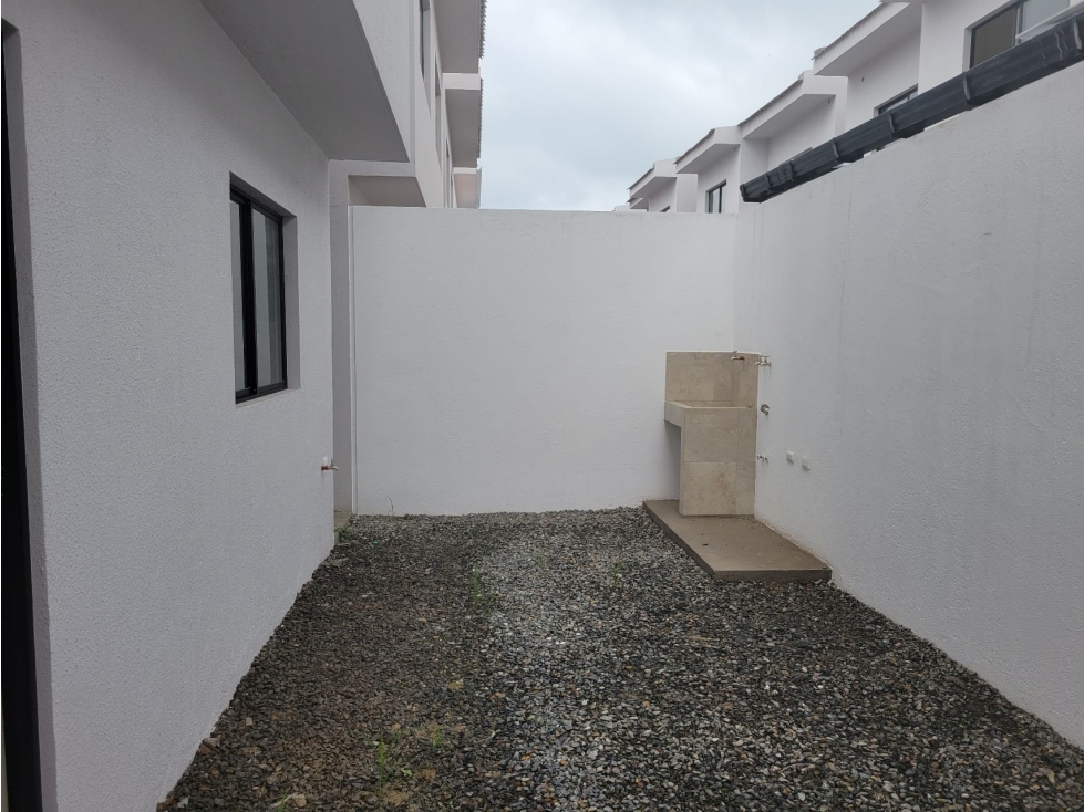 Casa por Estrenar de Venta, Urb. Arboleia, en Machala