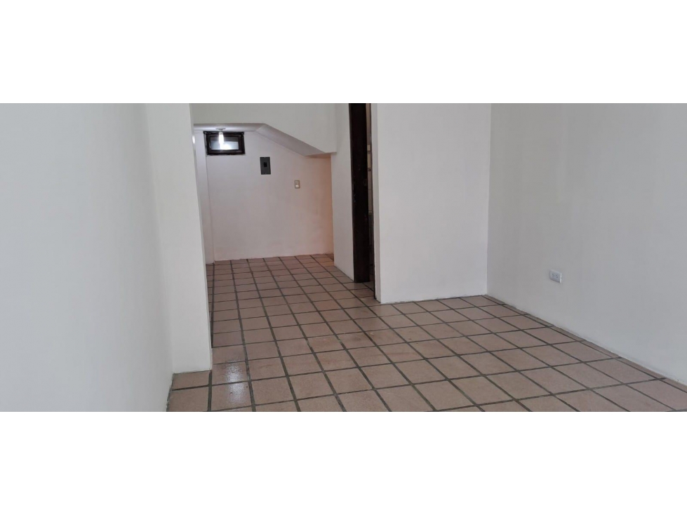 El Inca, Local en renta, 25 m2, 1 ambiente, 1 baño, 4 parqueaderos