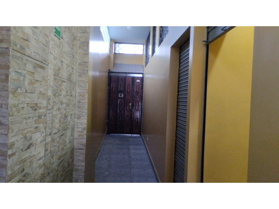 Machachi, edificio en renta, 250 m2, 9 oficinas, 10 baños, 1 suite