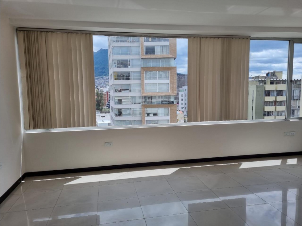 La Colón, Oficina en renta, 120 m2, 2 ambientes, 2 baños, 1 parqueadero