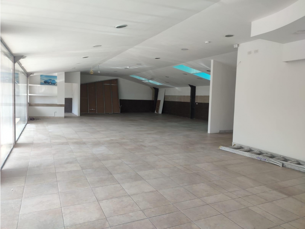 El Bosque, Local Comercial en renta, 200 m2, 4 ambientes, 2 baños, 6 parqueaderos