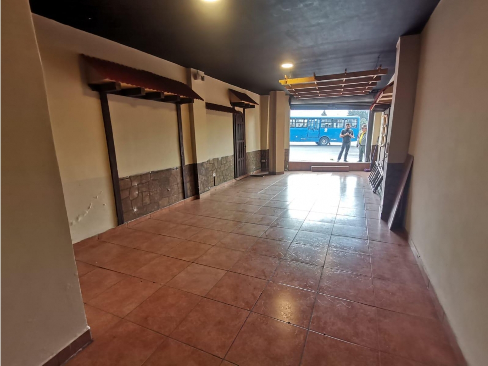 La Floresta, Local Comercial, 180m2, 1 Ambiente, 1 Baño.