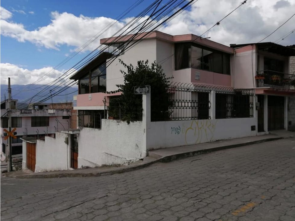 CASA ESQUINERA A DOS CUADRAS DEL CENTRO DE OTAVALO