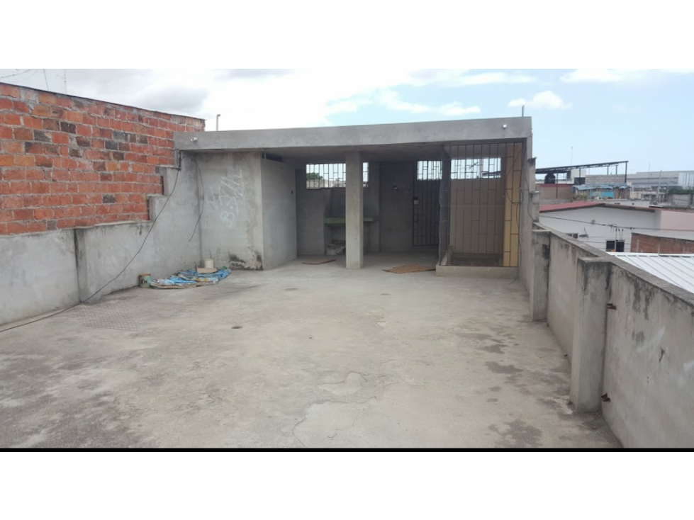 EN VENTA CASA EN LA PRADERA CERCA IESS MANTA