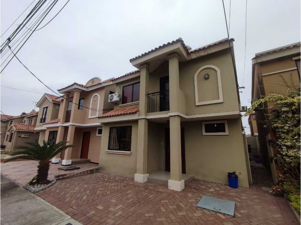 VENDO HERMOSA CASA EN URBANIZACIÓN SAN ANTONIO