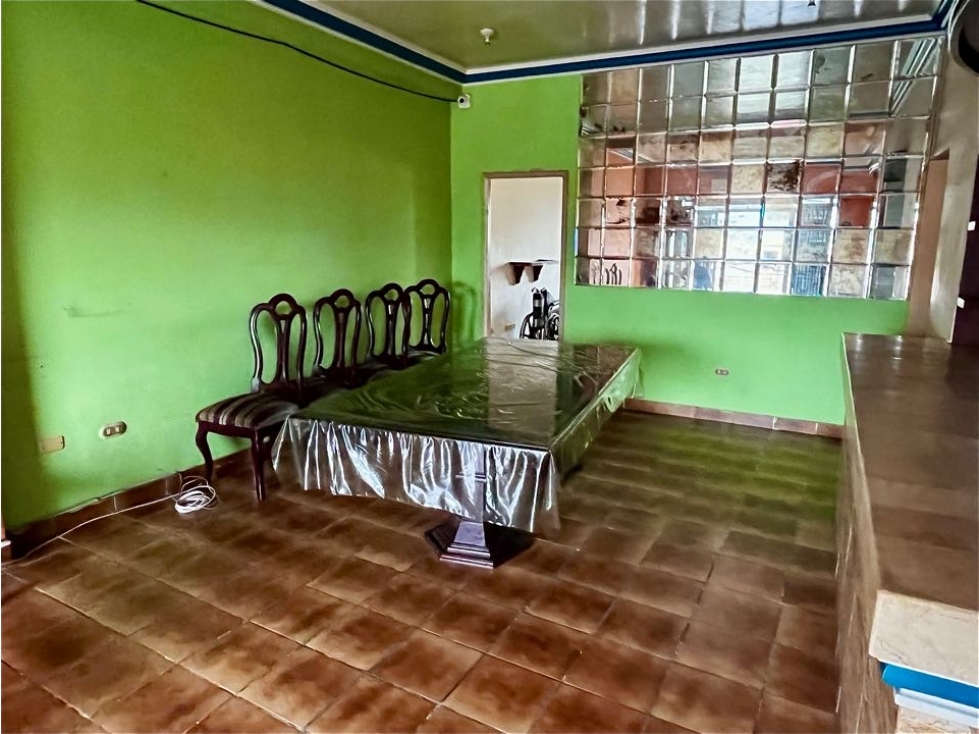 Venta, Casa Rentera en principal, La 17 y Venezuela, suroeste de GYE