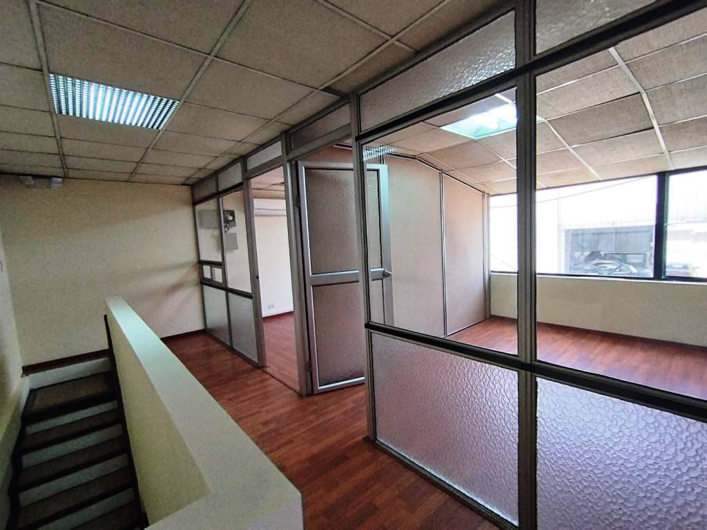 Edificio con galpones en venta AV. 6 de diciembre