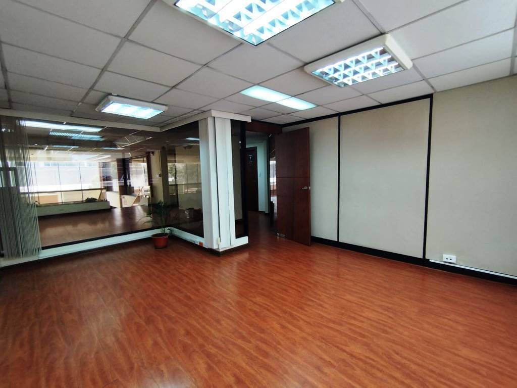 Edificio con galpón 1.550 m2 en renta AV. 6 de diciembre