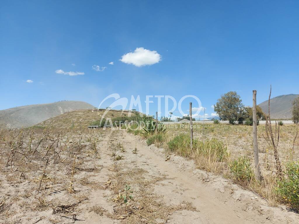 Terreno plano esquinero en venta 783m2 en San Antonio Mitad del Mundo