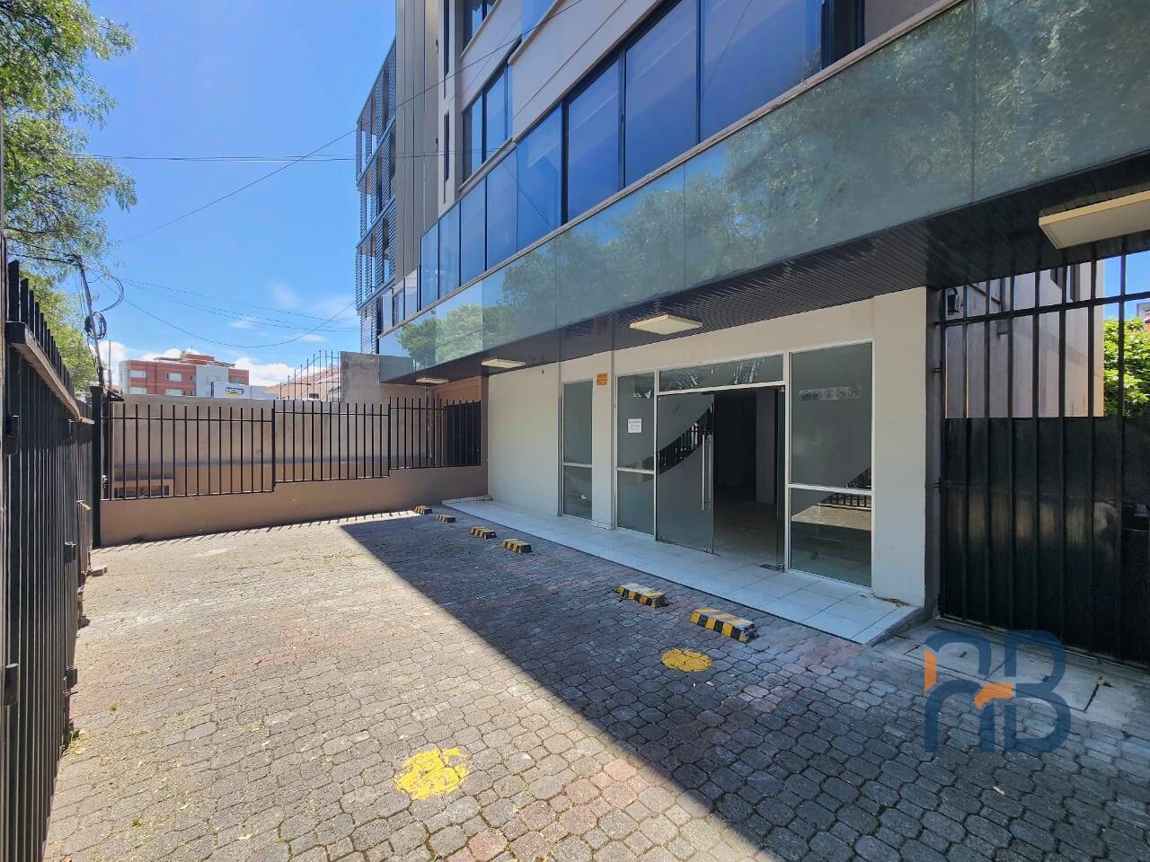 En la Av. Remigio Crespo edificio rentero en venta