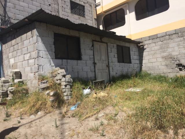 ARRIENDO DE CASITA PEQUEÑA CON TERRENO, PARA BODEGA O PARA VIVIR O COMO PARQUEADERO QUITO