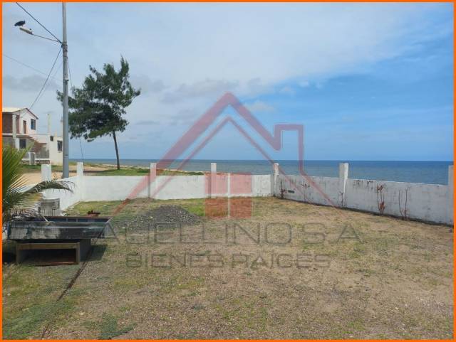 Casa Villa en venta amoblada frente al mar en Chanduy